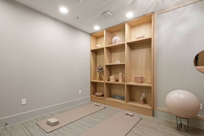 Building Photo - 596 W 9th St