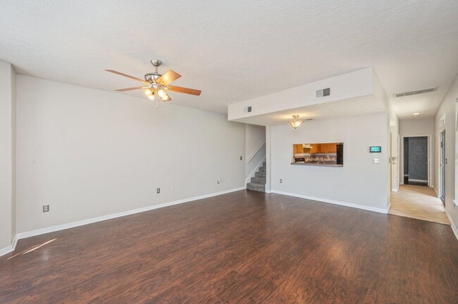 Building Photo - 17 Chatelaine Cir SE
