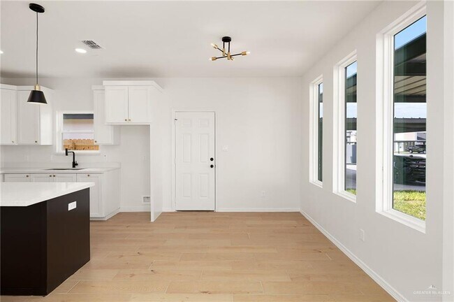 Building Photo - 13 S Links Dr