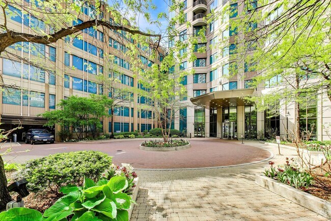 Building Photo - 400 N La Salle Dr