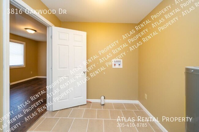 Building Photo - 3816 Oakwood Dr