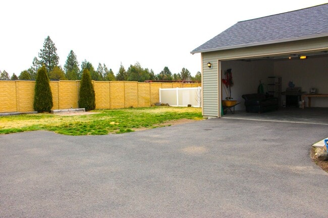Building Photo - Charming Single-Level Bend Home with New Carpet and Big Yard