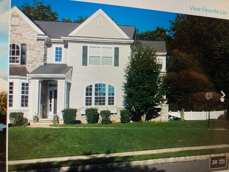 Luxury neighborhood drive up - 840 Ramblewood Dr