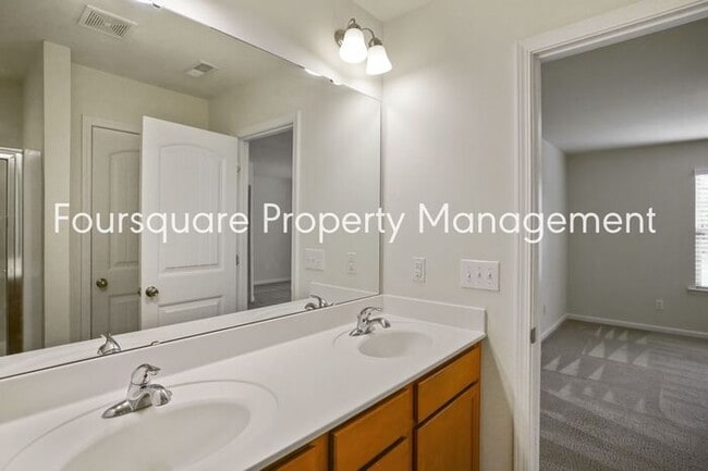 Building Photo - Townhome | Washer/ Dryer Included | Back P...