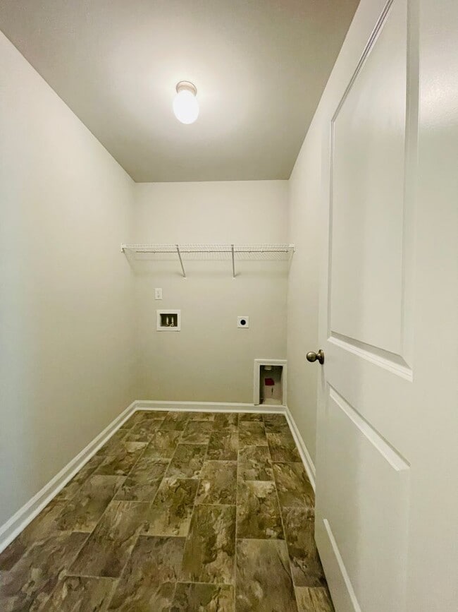 Building Photo - Gorgeous 4bed/3bath home w/ Fenced Yard in...