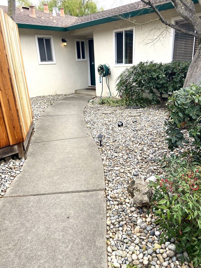 Building Photo - Spacious Duplex in Great Mountain View Area!