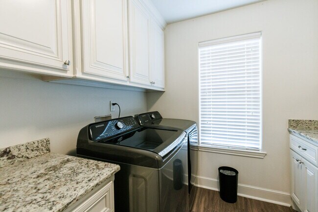 Building Photo - Luxury 4-Bedroom, 3-Bathroom Home in Kelse...