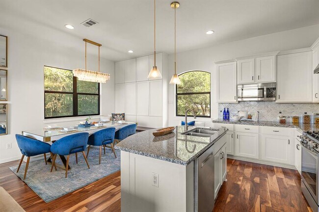 Building Photo - 13803 Lakeview Dr