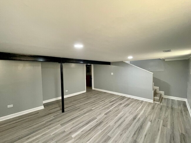 Building Photo - Newly Renovated 2-bed 2-bath - In Unit Lau...