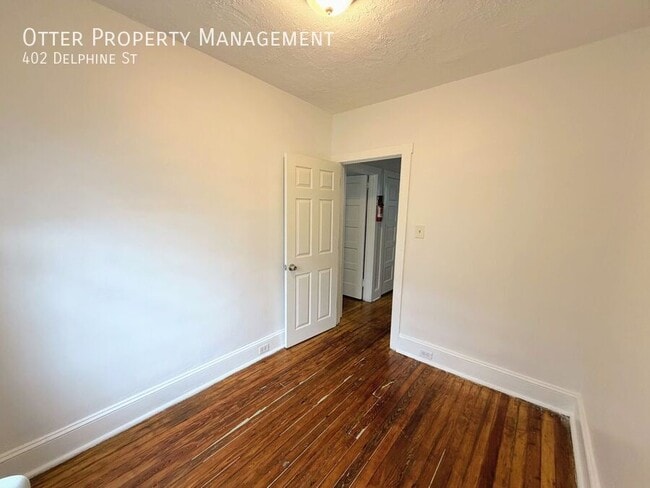 Building Photo - 402 Delphine St