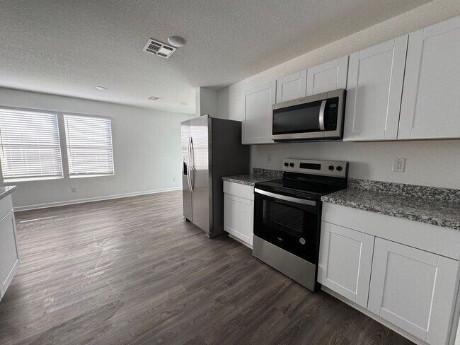 Building Photo - 3 bedroom Newer home