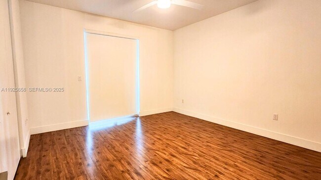 Building Photo - 460 NE 35th Ct