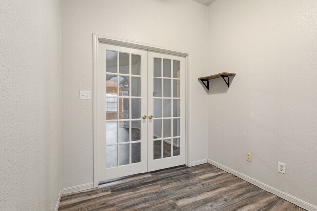 Building Photo - 3 Bedrooms, 2.5 Bath, 2 Car Garage, with private office conveniently located to multiple Fort Hoo...