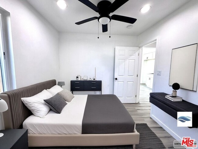 Building Photo - 841 W 64th St