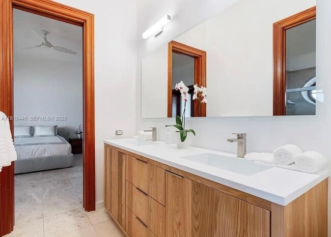 Building Photo - 432 S Hibiscus Dr