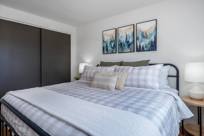 Building Photo - 1430 3rd Ave E