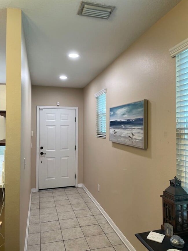 Building Photo - 2 Bedroom 2 1/2 Bath Townhouse in ST, next...