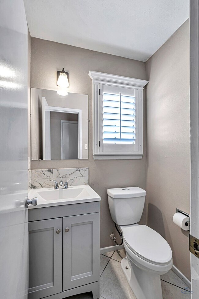 Building Photo - 1800 W 23rd St