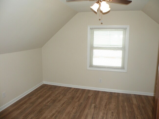 Building Photo - 4 Bedroom Bungalow for Rent! Euclid, Ohio