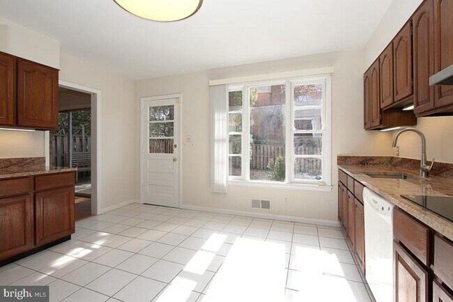 Building Photo - 6220 Robinwood Rd