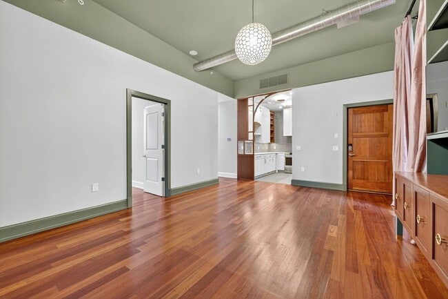 Building Photo - Available Now! High End 2 Bed 2 Bath in Luxury Building with Pool, Gym, Parking