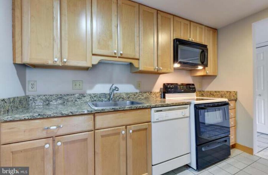 Kitchen - 6300 Stevenson Ave