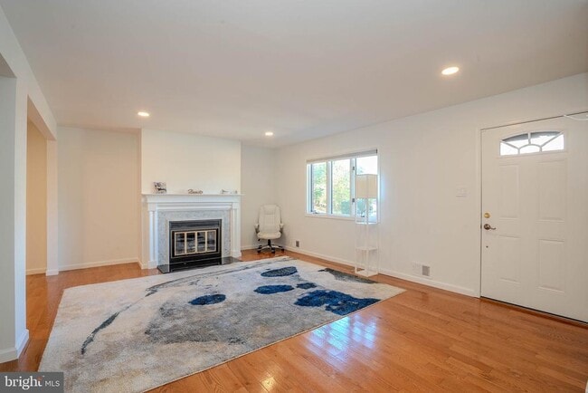 Primary Photo - 5 Balamor Ln