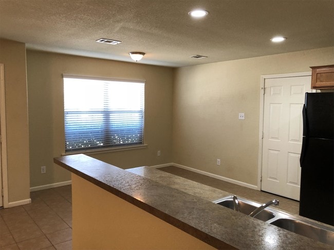 Building Photo - 21463 E Wallis Dr