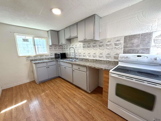 Building Photo - 1181 W 8th Pl