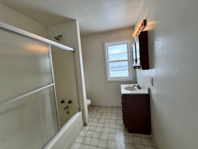 Building Photo - Farm house in Mapleton Schools!