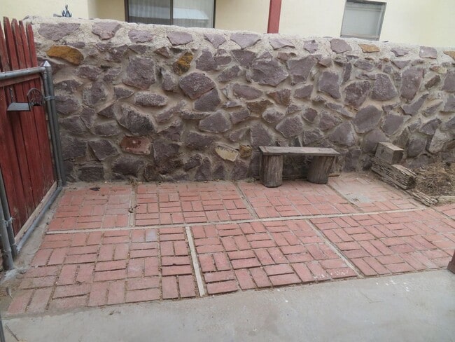 Building Photo - Clean 3 Bedroom 2 Bath Home For Rent