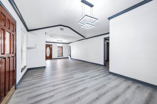 Building Photo - 8903 Sultan Dr