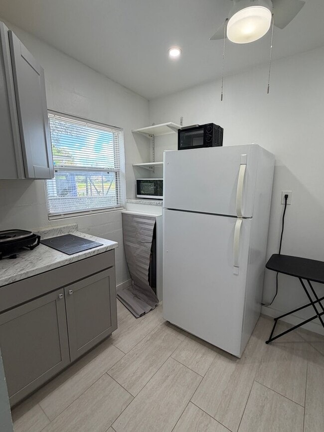 Building Photo - Completely renovated efficiency in Orlando