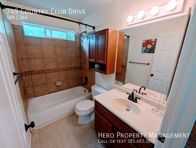 Building Photo - 749 Country Club Dr