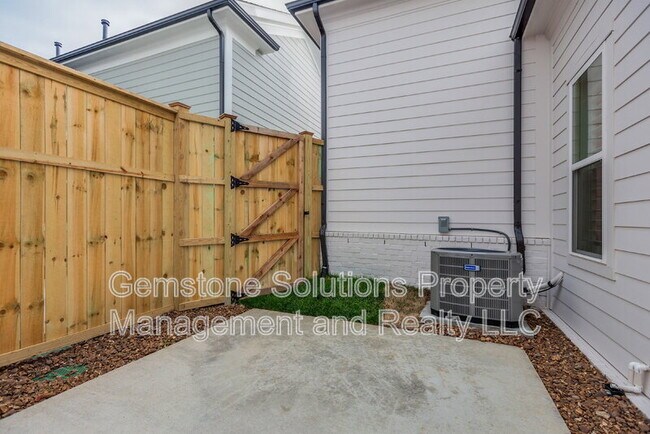 Building Photo - 3006 Hathaway St