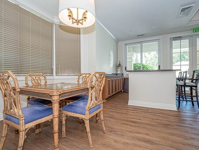 Building Photo - 801 N Swim Club Dr