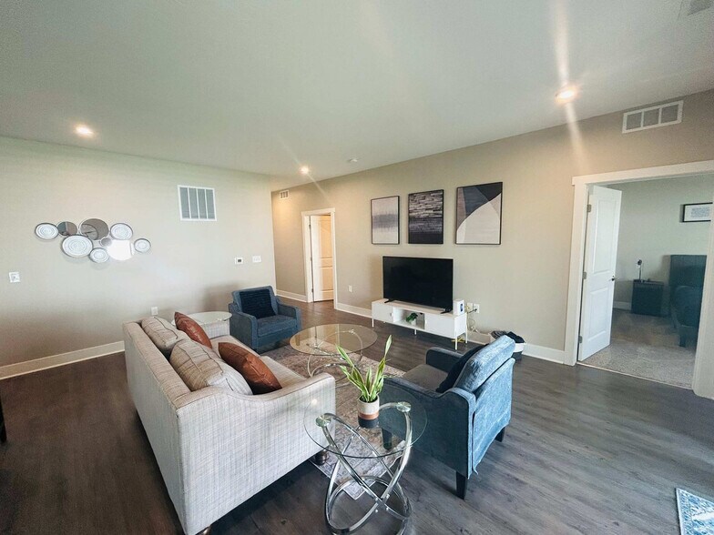 Building Photo - 3939 Pinot Dr