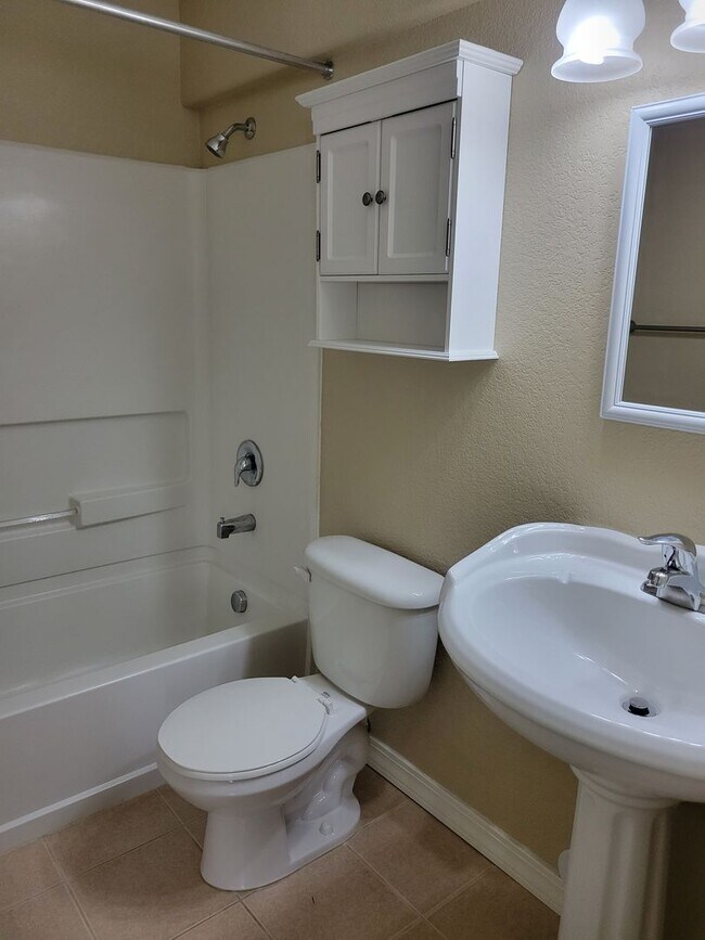 Building Photo - 4 Bed 3 Bath home with A/C and a gas fireplace, Available 5/8! - MileStone Real Estate Services