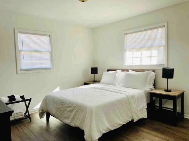 Building Photo - 214 Bedford Dr