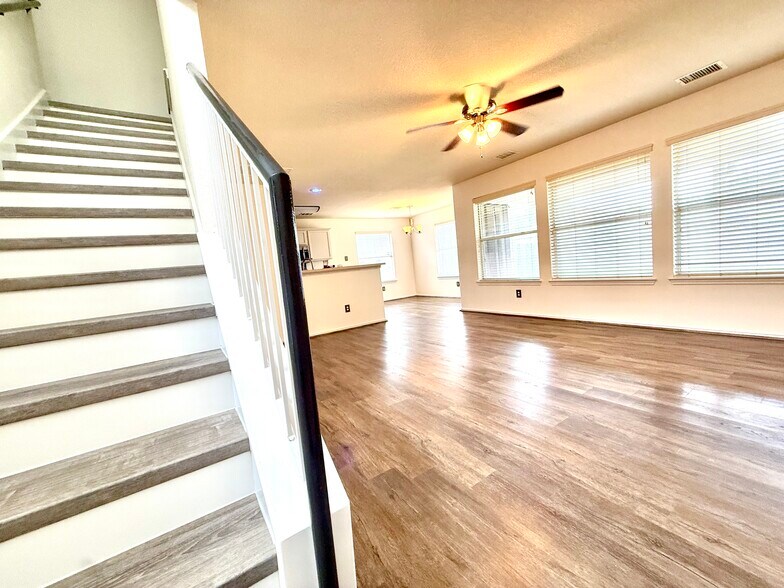 Building Photo - 913 Coronation Way
