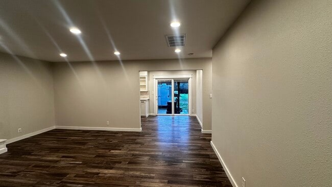 Building Photo - 340 SE 26th Ave