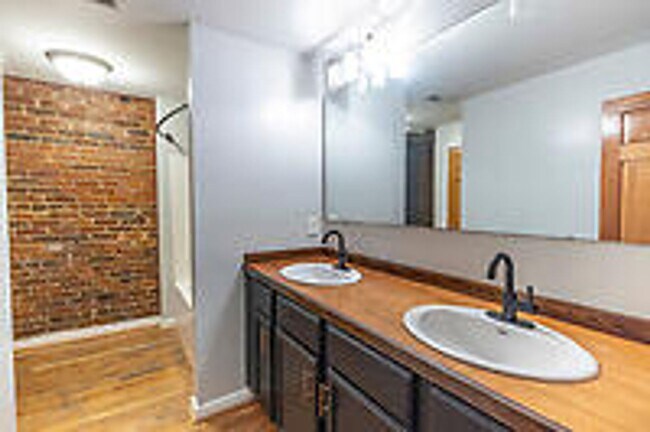 Building Photo - New Listing!