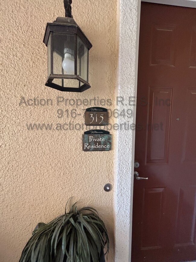Building Photo - Move In Special 1/2 off 1st Month Rent: Ea...