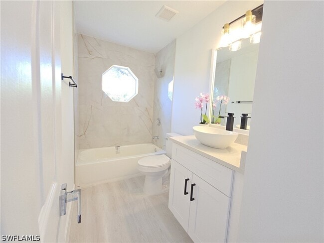 Building Photo - 687 Grove Dr