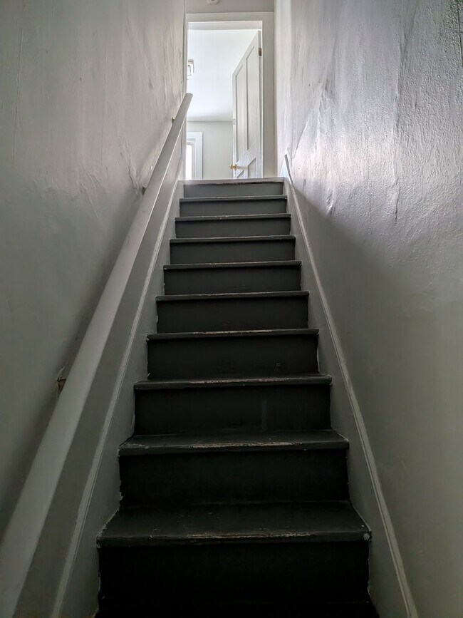 Building Photo - 921-923-923 Lonergan Pl