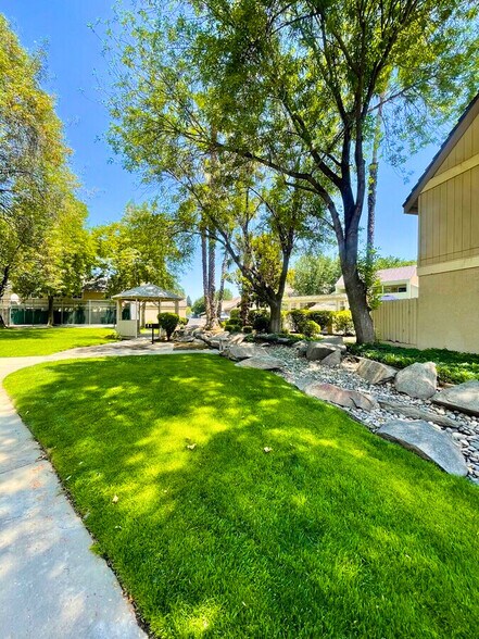 Building Photo - Sun Ridge Town Homes