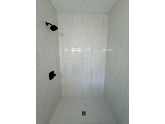 Building Photo - Beautiful Renovated Studio with All Utilities Included!