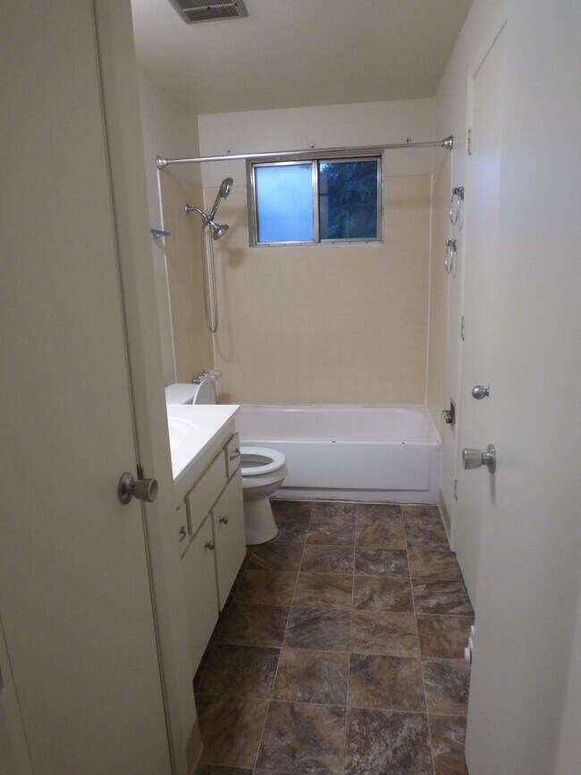 Building Photo - 3 bed 1 bath House