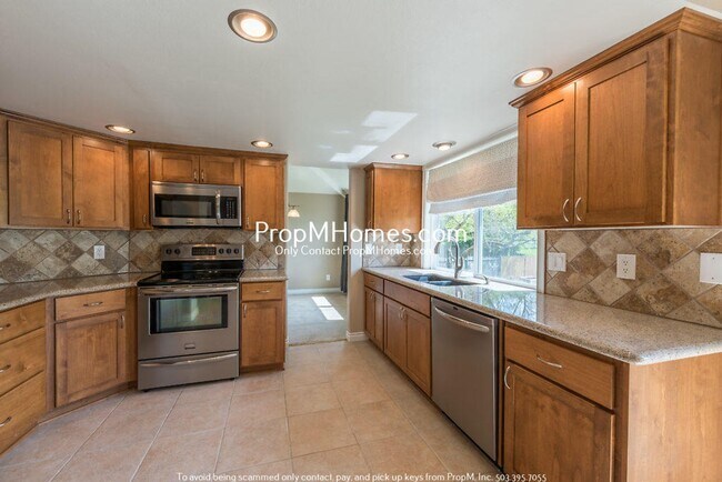 Building Photo - Spacious 3 Bedroom Home in Happy Valley - Large Fenced Yard!