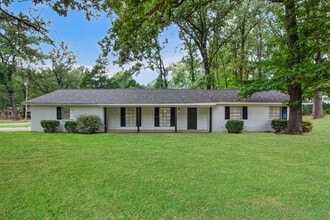 Building Photo - 1027 Tanglewood Dr